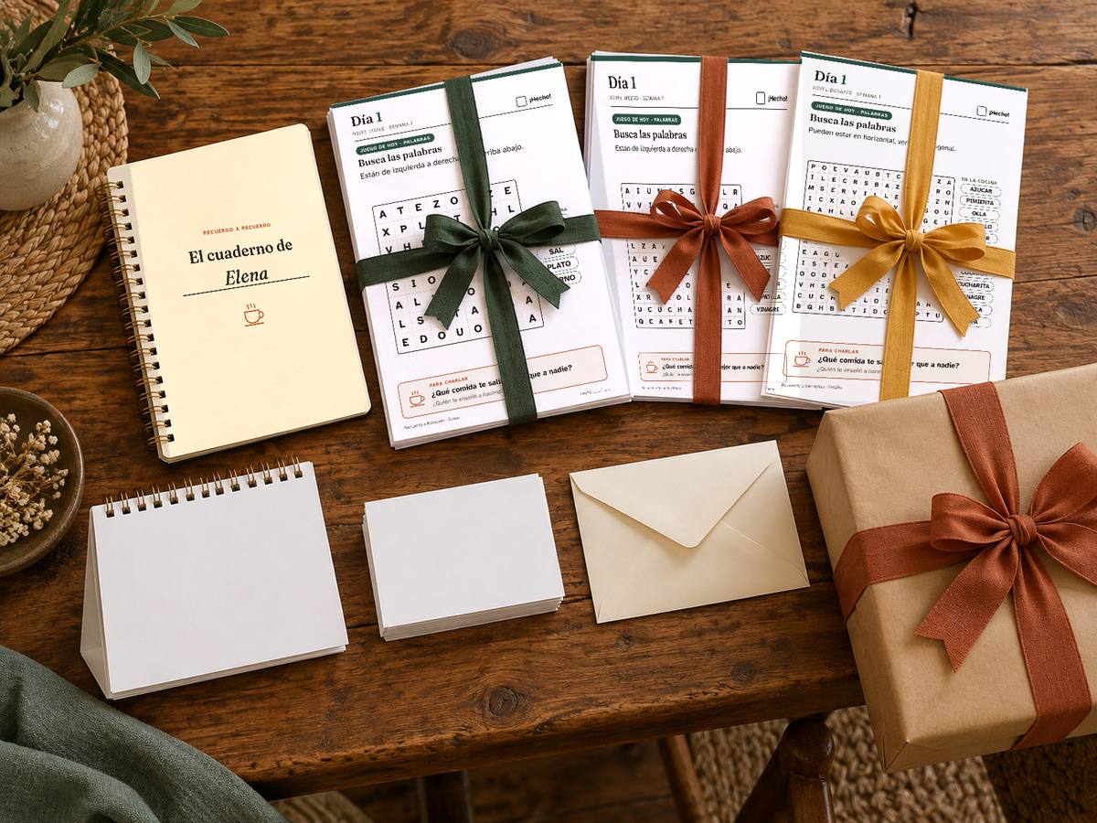 Las hojas de los tres niveles atadas con cintas y el cuaderno con la tapa con su nombre, listos para regalar